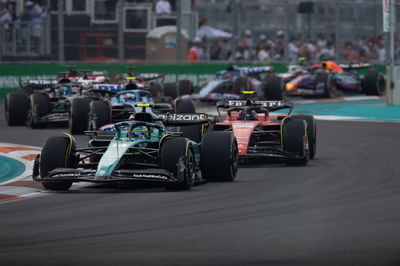 Fernando Alonso (ESP) Aston Martin F1 Team AMR23 di awal balapan. Formula 1 World Championship, Rd 5, Miami Grand