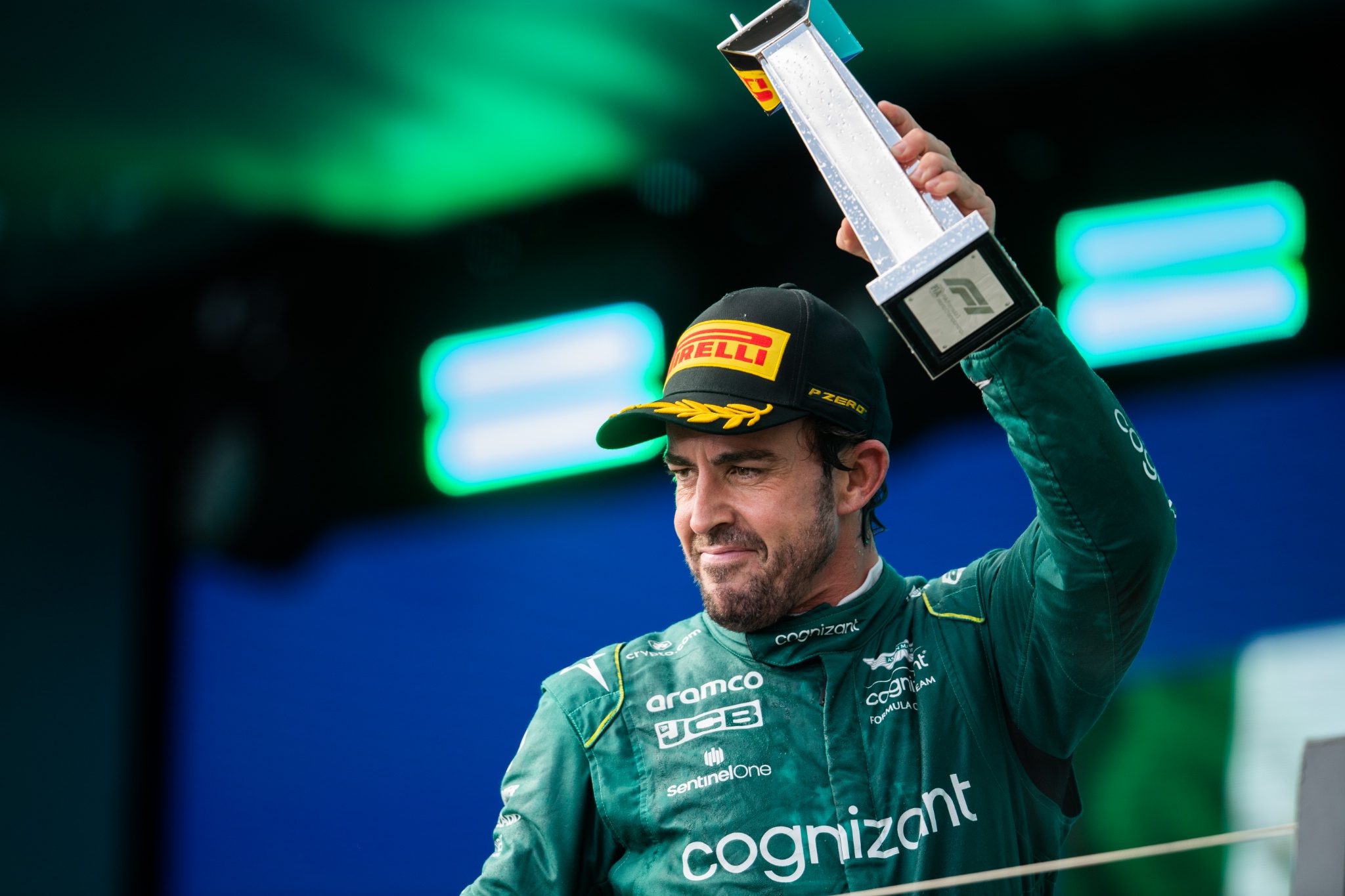 Fernando Alonso (ESP) Aston Martin F1 Team merayakan posisi ketiganya di podium. Formula 1 World Championship, Rd