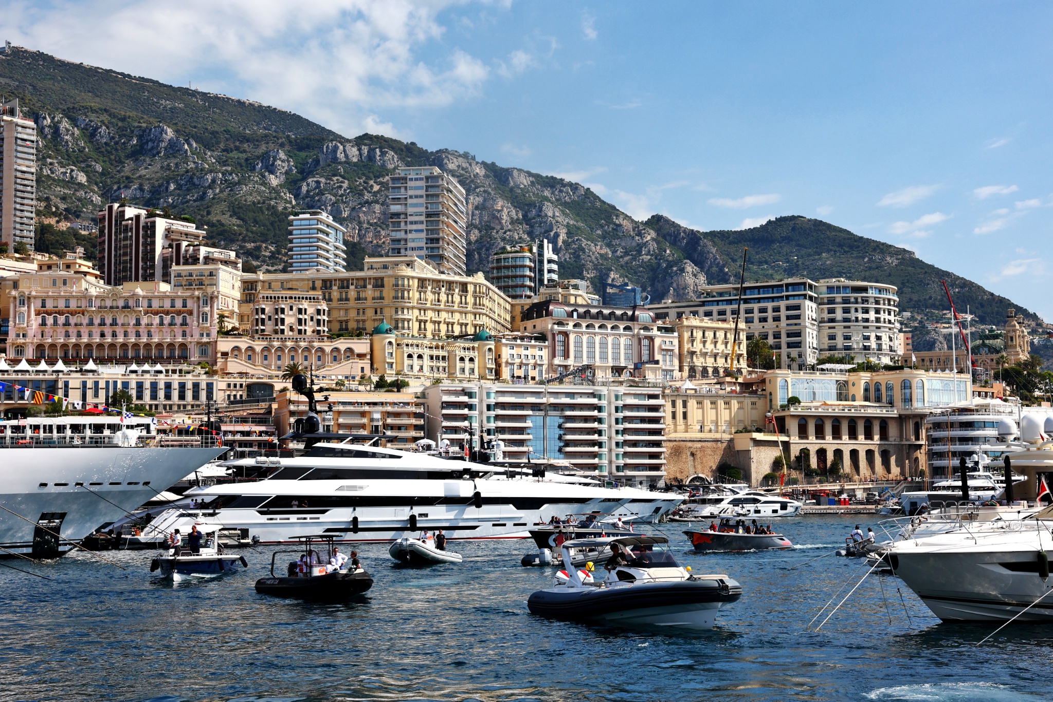 Kapal dengan pemandangan indah Pelabuhan Monako. Kejuaraan Dunia Formula 1, Rd 7, Grand Prix Monako, Monte Carlo, Monako, Balapan