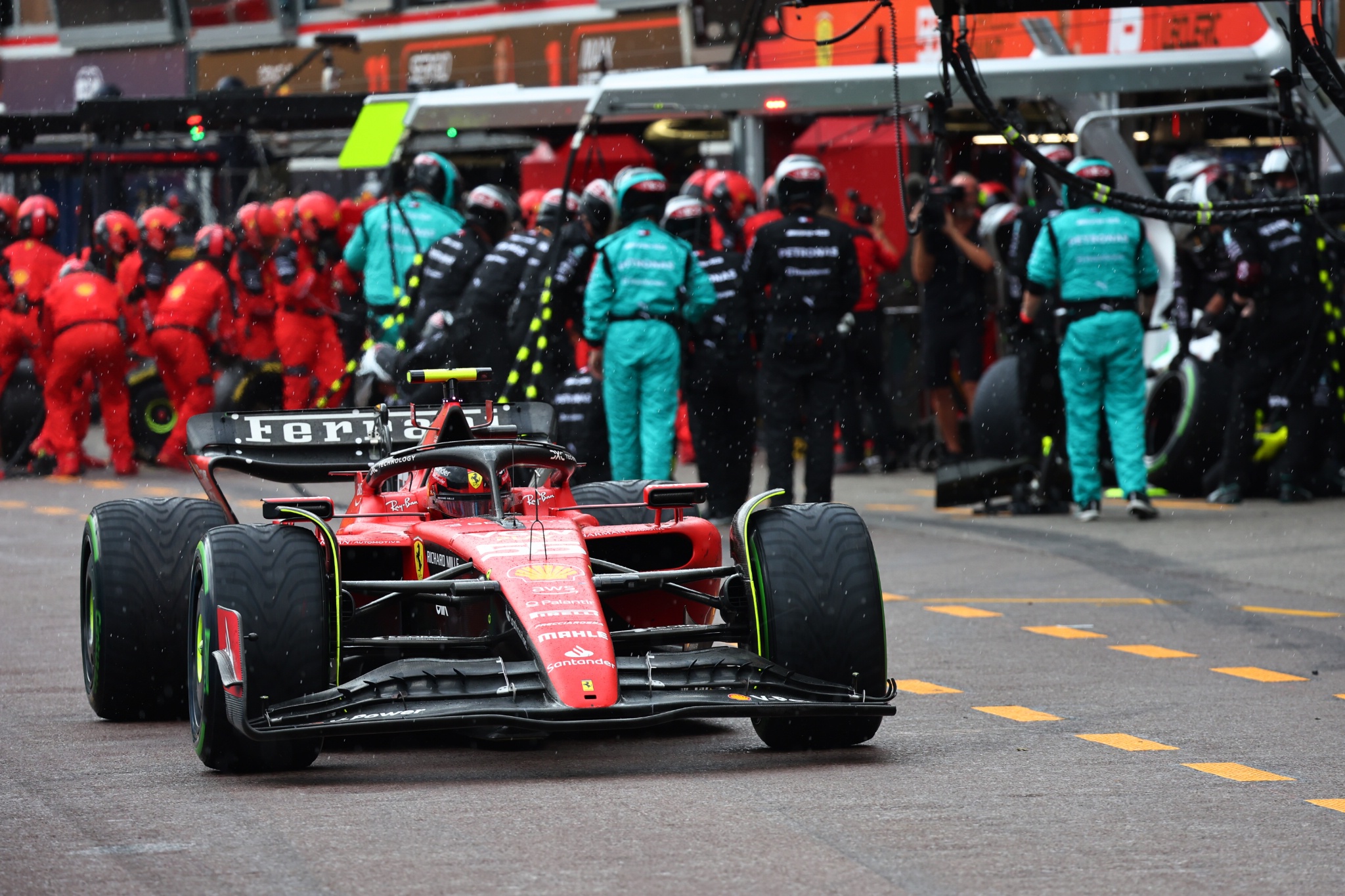 Carlos Sainz Jr ( ESP) Ferrari SF-23 melakukan pit stop. Formula 1 World Championship, Rd 7, Monaco Grand Prix, Monte Carlo,
