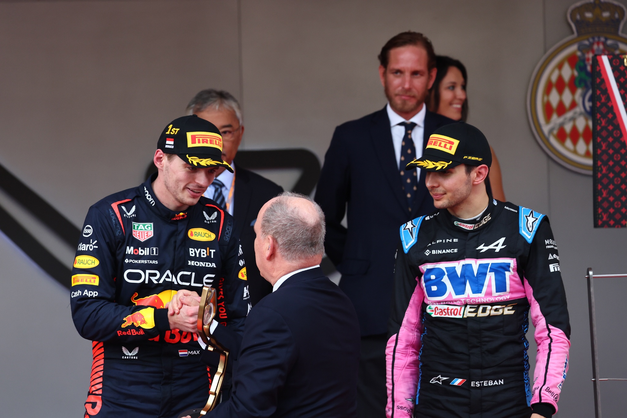 (L ke R ): Pemenang balapan Max Verstappen (NLD) Red Bull Racing merayakan dengan HSH Pangeran Albert dari Monako (MON) dan Esteban