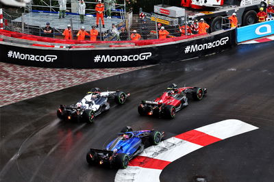 Yuki Tsunoda (JPN) AlphaTauri AT04 leads Zhou Guanyu (CHN) Alfa Romeo F1 Team C43 and Alexander Albon (THA) Williams Racing