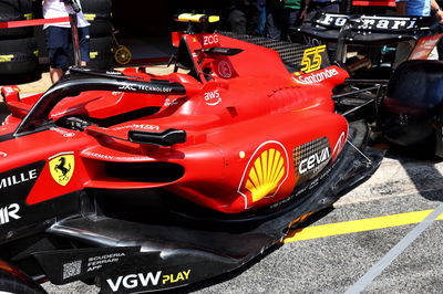 Ferrari SF-23 dari Carlos Sainz Jr (ESP) Ferrari - sidepod, penutup mesin, dan detail lantai. Kejuaraan Dunia Formula 1, Rd