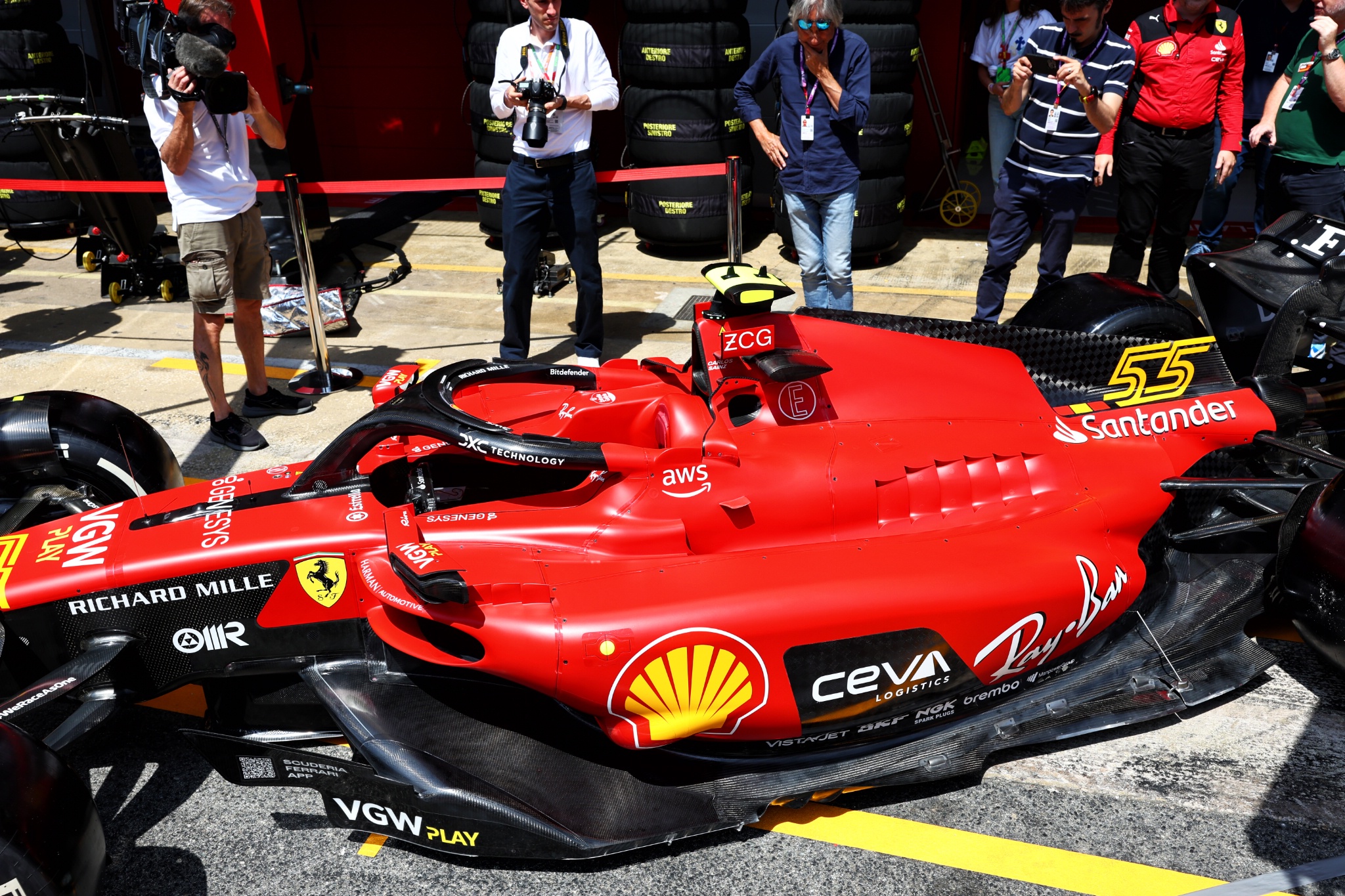 Ferrari SF-23 dari Carlos Sainz Jr (ESP) Ferrari - sidepod, penutup mesin, dan detail lantai. Kejuaraan Dunia Formula 1, Rd
