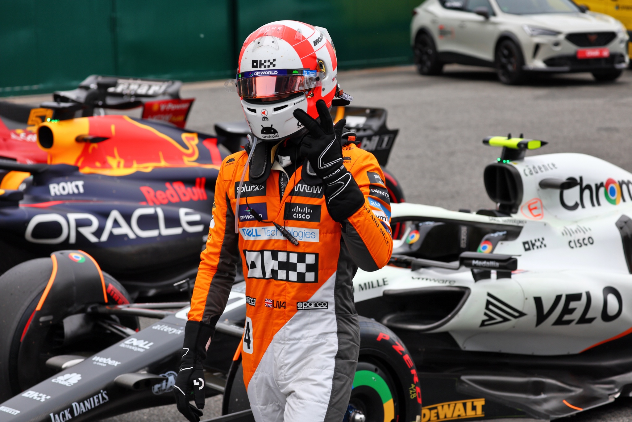 Lando Norris (GBR ) McLaren merayakan posisi ketiganya di kualifikasi parc ferme. Formula 1 World Championship, Rd 8,