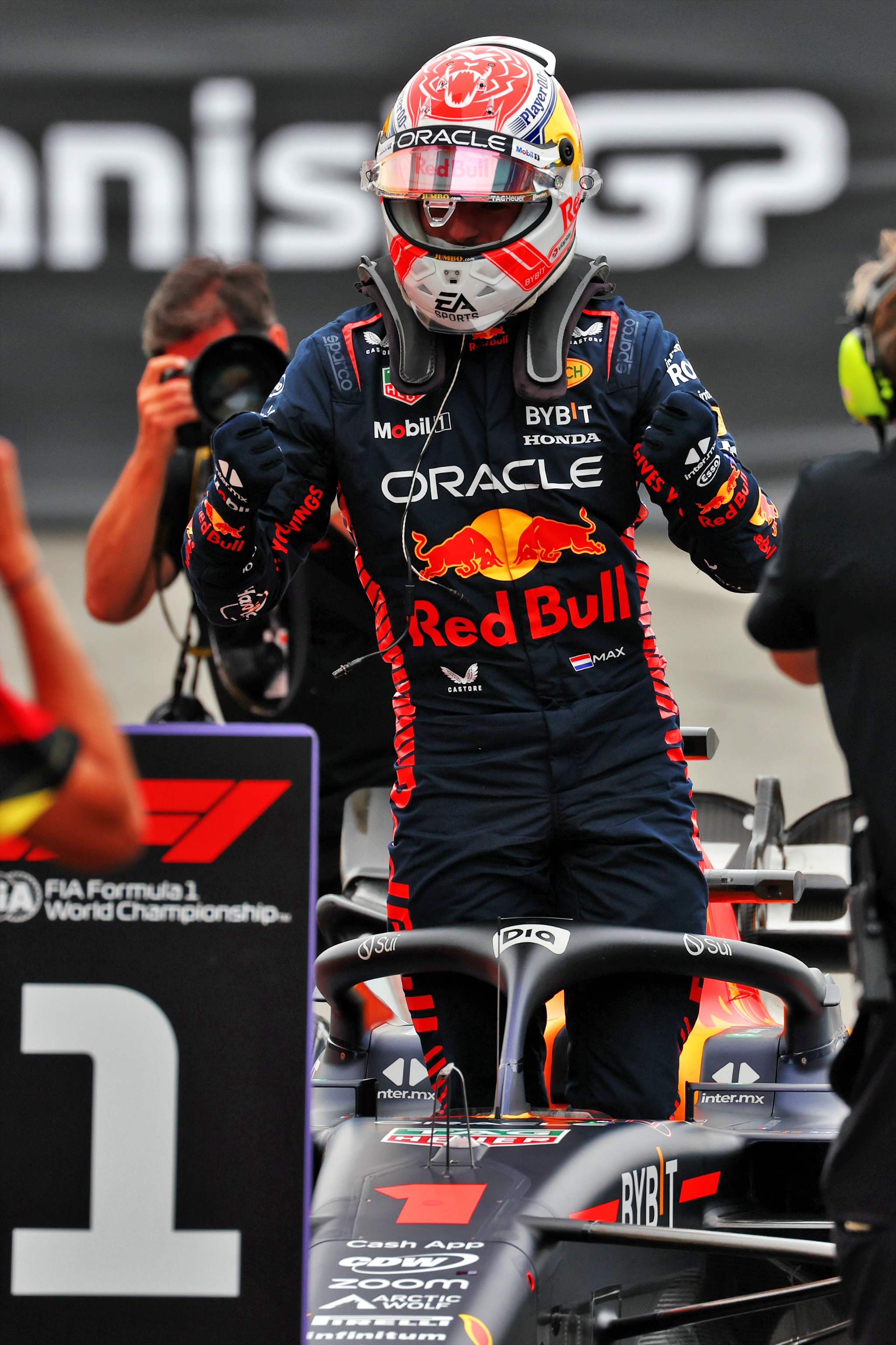 Pole sitter Max Verstappen (NLD) Red Bull Racing RB19 merayakan di parc ferme kualifikasi. Formula 1 World Championship,