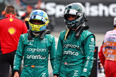 (Kiri ke R ): Fernando Alonso (ESP) Tim F1 Aston Martin dan Lance Stroll (CDN) Tim F1 Aston Martin di kualifikasi parc ferme.