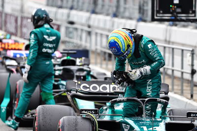 Fernando Alonso (ESP ) Tim F1 Aston Martin AMR23 di parc ferme kualifikasi. Kejuaraan Dunia Formula 1, Rd 8, Spanish