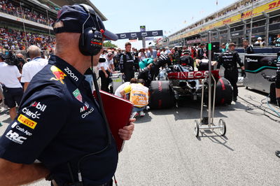 Adrian Newey (GBR) Red Bull Racing Chief Technical Officer looks at Lewis Hamilton (GBR) Mercedes AMG F1 W14 on the grid.