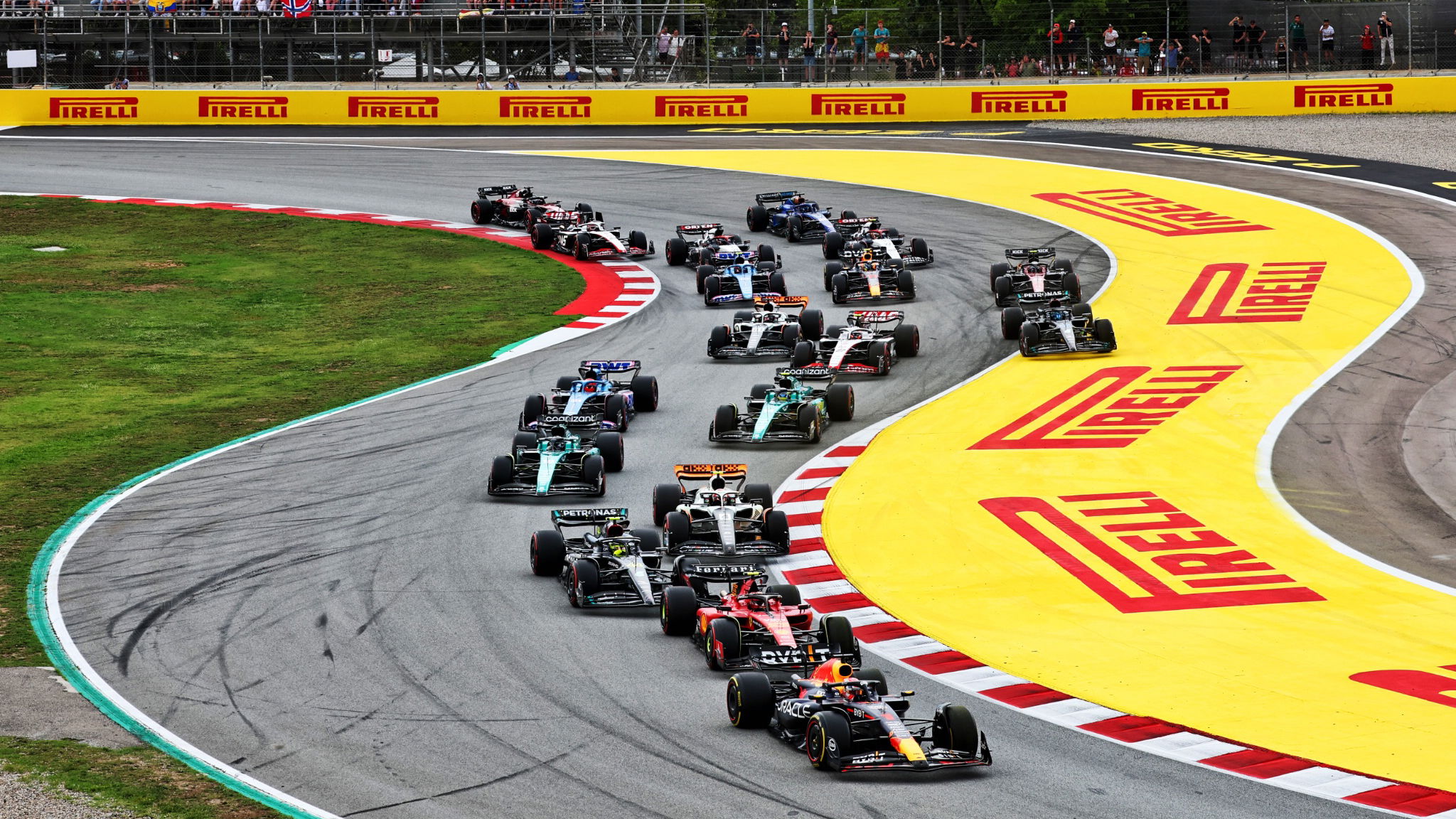 Max Verstappen (NLD) Red Bull Racing RB19 leads at the start of the race. Formula 1 World Championship, Rd 8, Spanish
