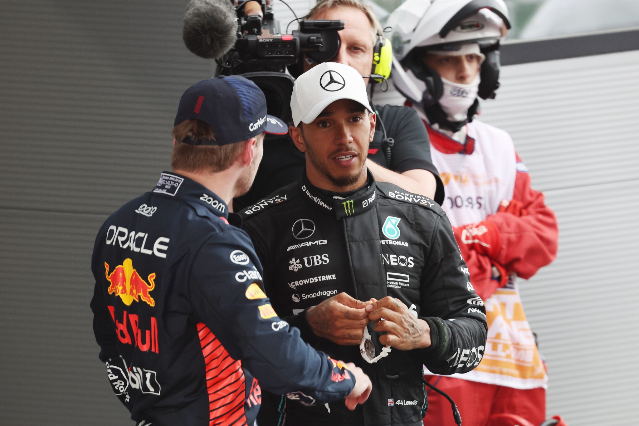 (L ke R ): Max Verstappen (NLD) Red Bull Racing dengan Lewis Hamilton (GBR) Mercedes AMG F1 di parc ferme. Formula 1 World