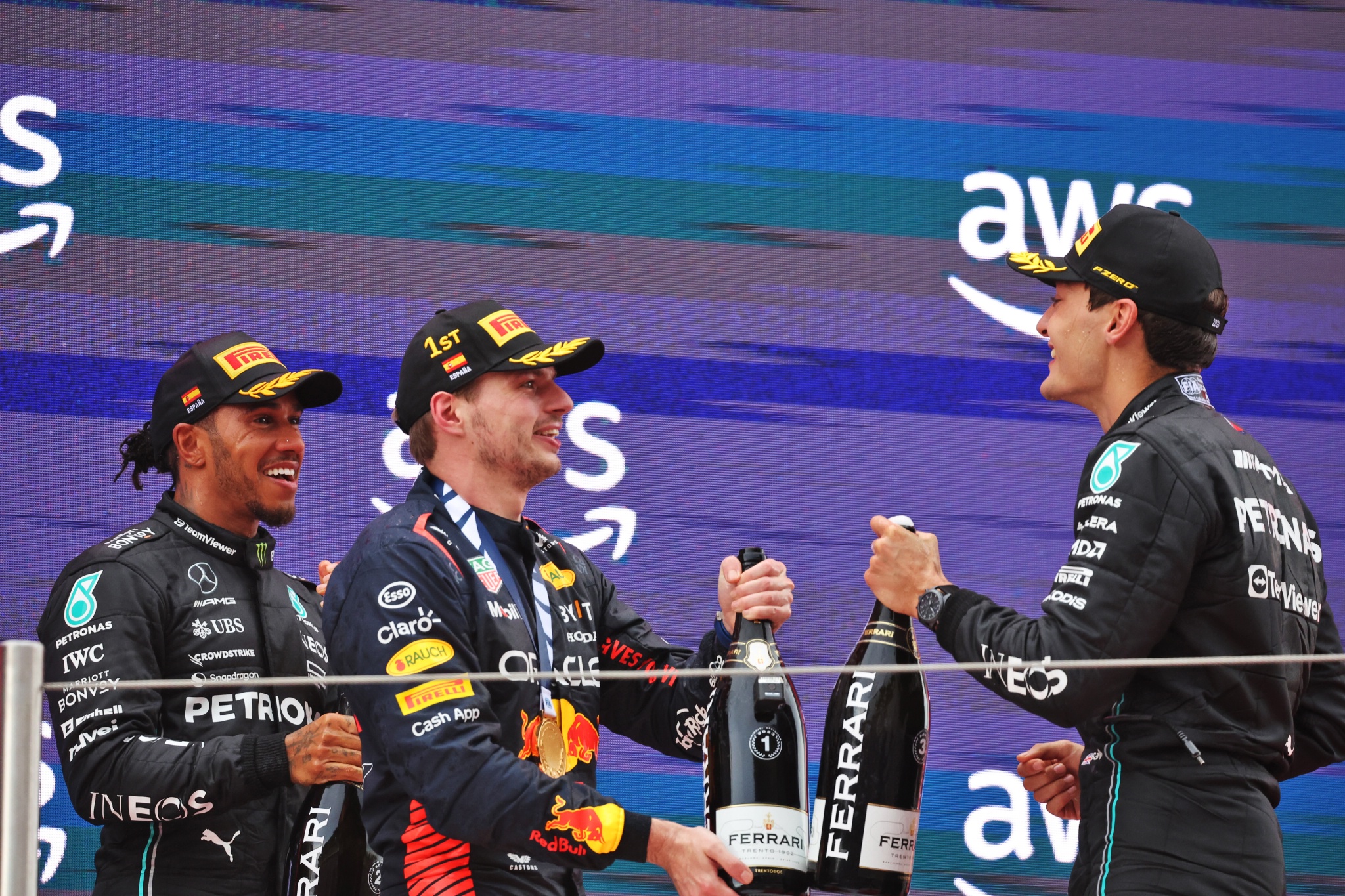 Podium (L ke Kanan): Lewis Hamilton (GBR) Mercedes AMG F1, kedua; Max Verstappen (NLD) Red Bull Racing, pemenang balapan; George