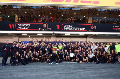 Max Verstappen (NLD) Red Bull Racing RB19 p celebrates with the team on his 1st place with Christian Horner (GBR) Red Bull