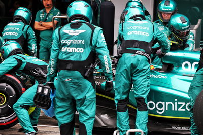 Fernando Alonso (ESP ) Tim F1 Aston Martin AMR23 melakukan pit stop. Kejuaraan Dunia Formula 1, Rd 8, Grand Prix Spanyol,