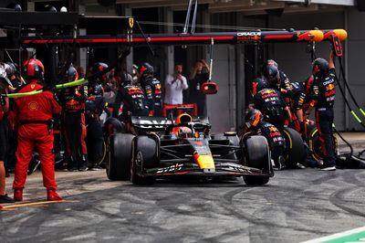 Max Verstappen (NLD ) Red Bull Racing RB19 melakukan pit stop. Kejuaraan Dunia Formula 1, Rd 8, Grand Prix Spanyol,