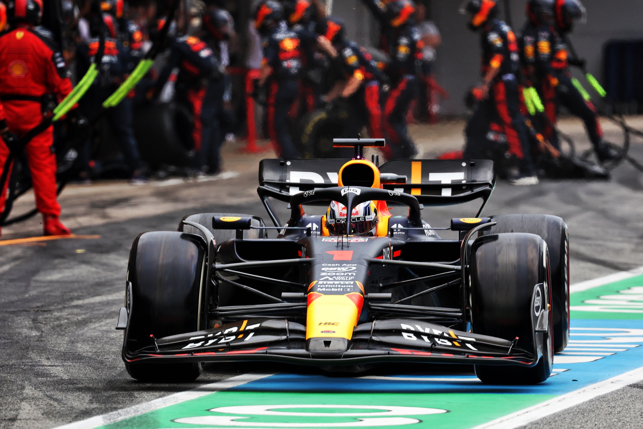 Max Verstappen (NLD ) Red Bull Racing RB19 melakukan pit stop. Kejuaraan Dunia Formula 1, Rd 8, Grand Prix Spanyol,