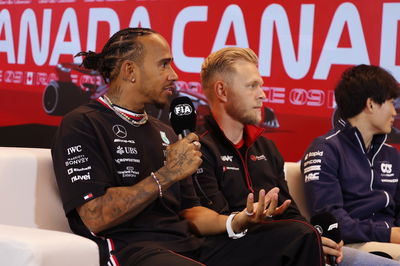 (L ke R ): Lewis Hamilton (GBR) Mercedes AMG F1 dan Kevin Magnussen (DEN) Tim Haas F1 dalam Konferensi Pers FIA. Formula