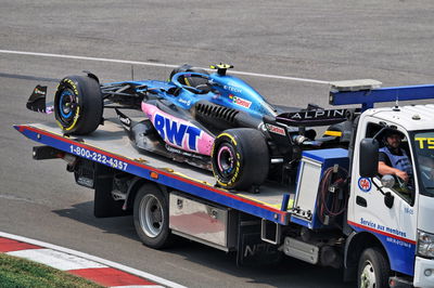 Tim Alpine F1 A523 dari Pierre Gasly (FRA) Alpine F1 Team dikembalikan ke pit di belakang truk. Formula