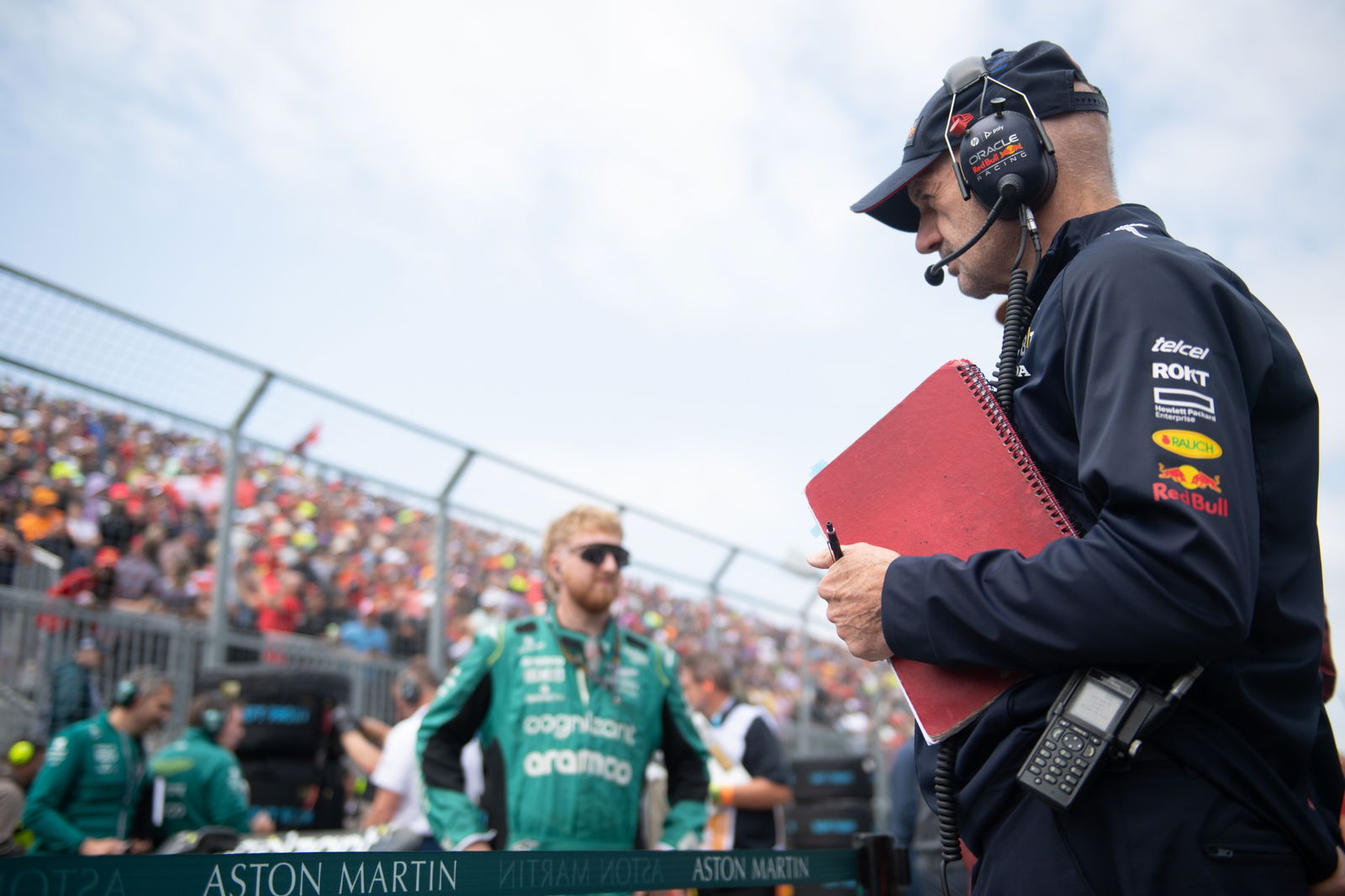 Adrian Newey (GBR ) Chief Technical Officer Red Bull Racing melihat Aston Martin F1 Team AMR23 dari Fernando Alonso (ESP)