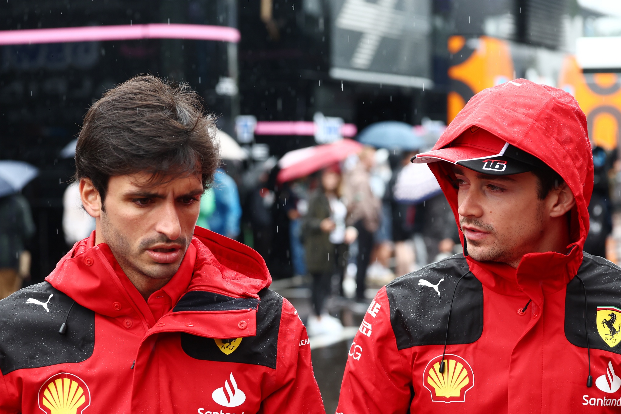 (L ke R ): Carlos Sainz Jr (ESP) Ferrari dengan Charles Leclerc (MON) Ferrari. Formula 1 World Championship, Rd 10, Austrian