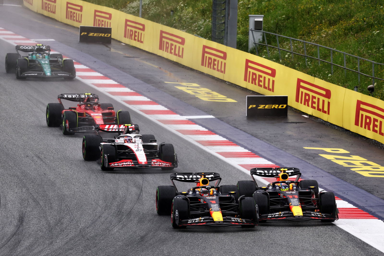 (L ke R ): Max Verstappen (NLD) Red Bull Racing RB19 dan rekan setimnya Sergio Perez (MEX) Red Bull Racing RB19 bertarung untuk