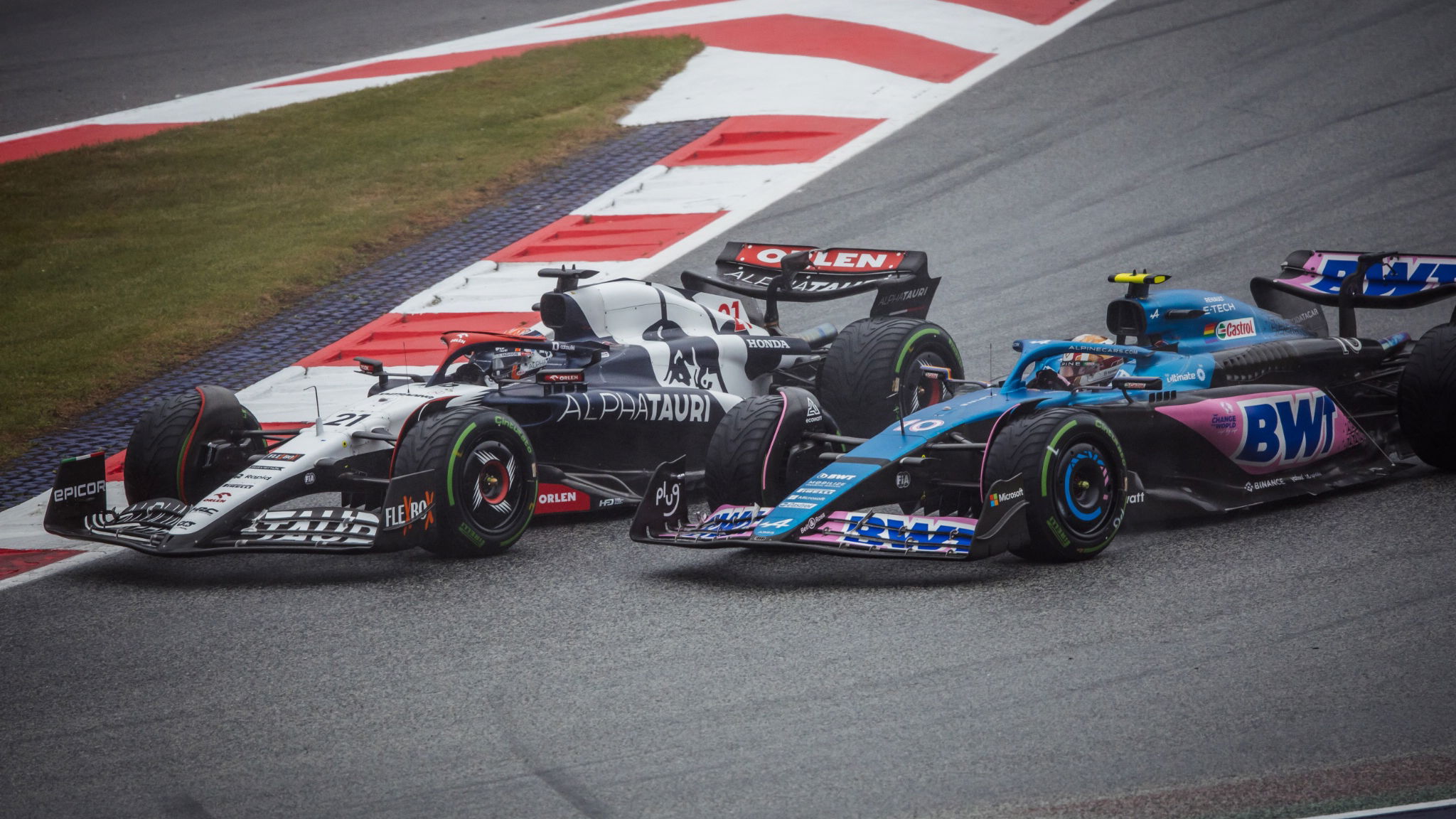 Nyck de Vries (NLD) AlphaTauri AT04 and Pierre Gasly (FRA) Alpine F1 Team A523 battle for position. Formula 1 World