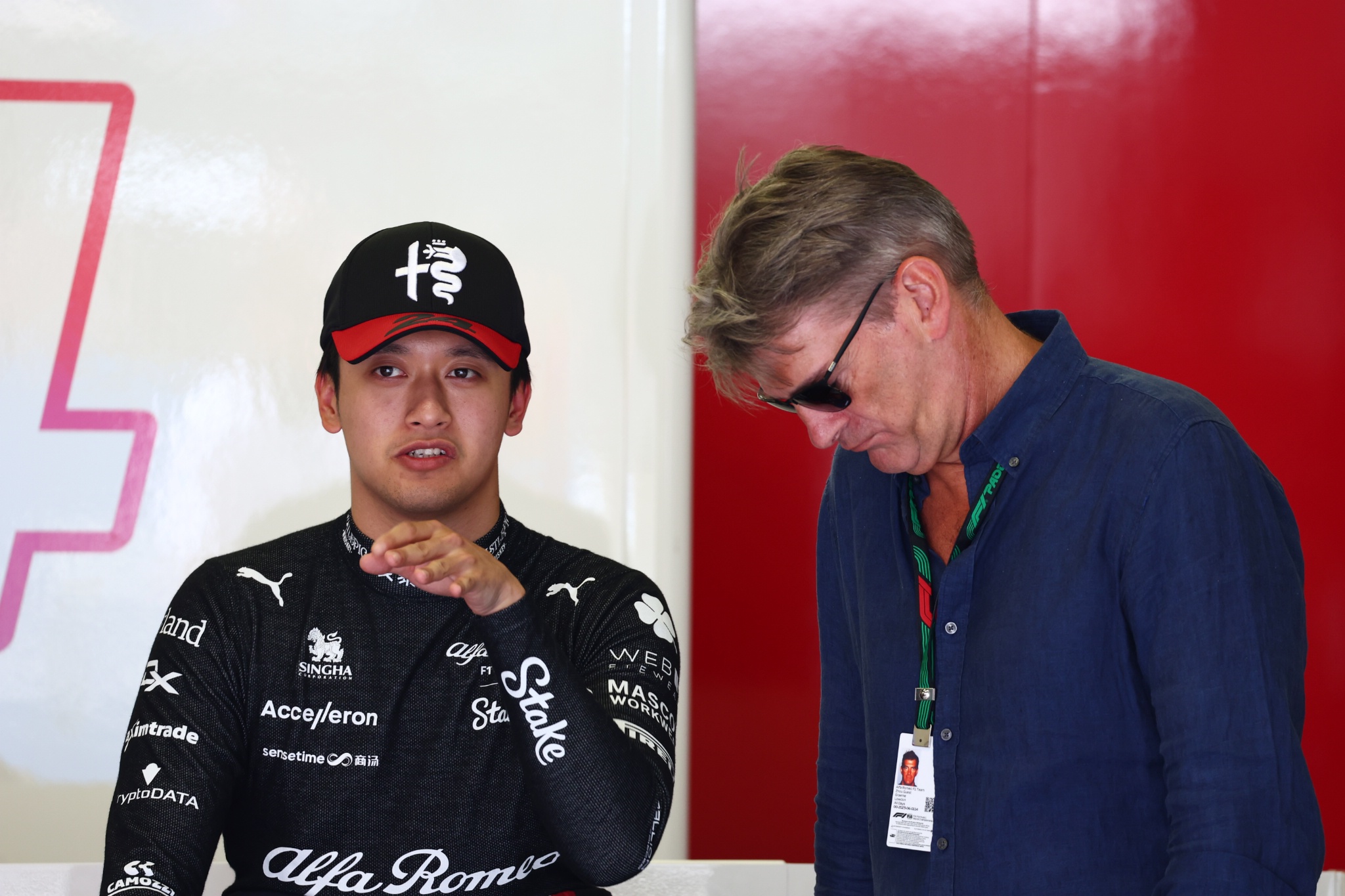 Zhou Guanyu (CHN ) Tim F1 Alfa Romeo dengan Graeme Lowdon (GBR). Kejuaraan Dunia Formula 1, Rd 10, Grand Prix Austria,