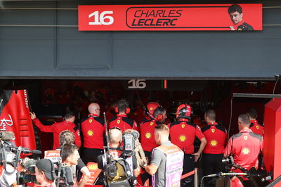 Mekanik Ferrari mengelilingi Ferrari SF-23 dari Charles Leclerc (MON) Ferrari di garasi pit. Formula 1 World