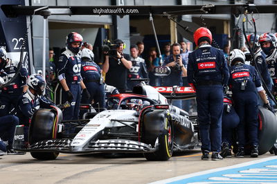 Nyck de Vries ( NLD) AlphaTauri AT04 melakukan pit stop. Kejuaraan Dunia Formula 1, Rd 11, Grand Prix Inggris,