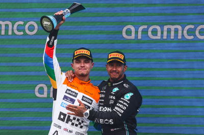 Lando Norris (GBR ), Tim F1 McLaren dan Lewis Hamilton (GBR), Kejuaraan Dunia Formula 1 Mercedes AMG F1, Rd 11,