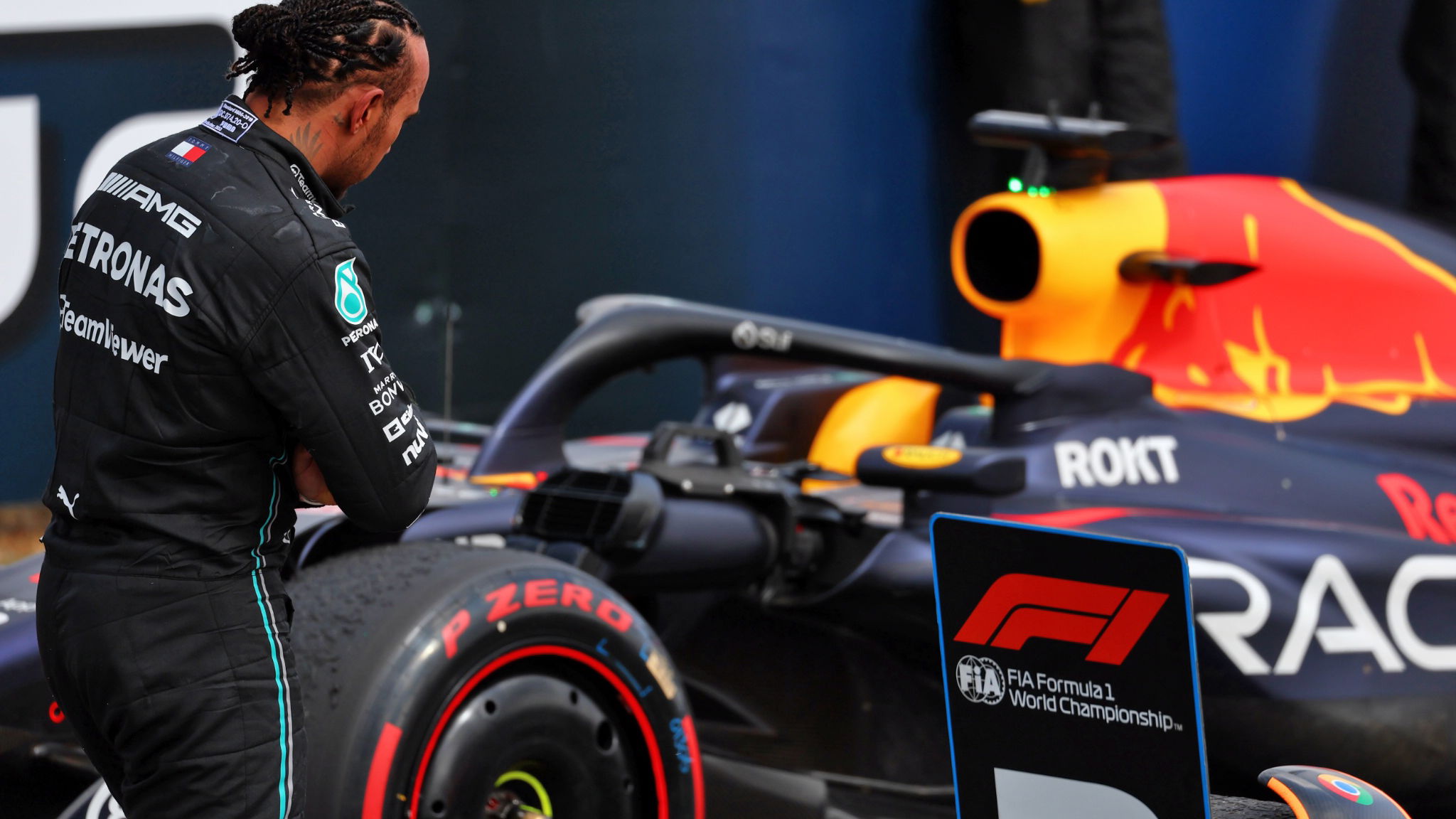 Lewis Hamilton (GBR) Mercedes AMG F1 W14 looks at the Red Bull Racing RB19 in parc ferme. Formula 1 World Championship, Rd