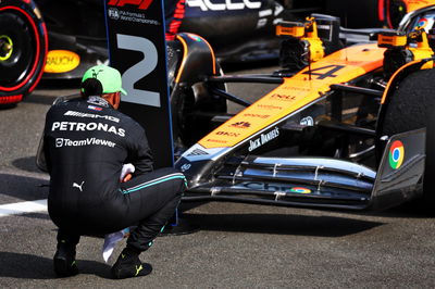 Lewis Hamilton (GBR ) Mercedes AMG F1 W14 melihat McLaren MCL60 di parc ferme. Formula 1 World Championship, Rd 11,