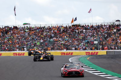 Max Verstappen (NLD ) Red Bull Racing RB19 memimpin di belakang Mercedes AMG FIA Safety Car. Formula 1 World Championship, Rd