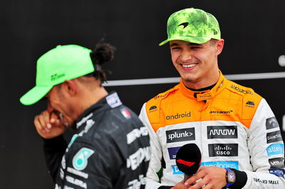 Lando Norris (GBR ) McLaren di parc ferme dengan Lewis Hamilton (GBR) Mercedes AMG F1. Kejuaraan Dunia Formula 1, Rd 11,