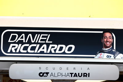 Papan garasi pit untuk Daniel Ricciardo (AUS) AlphaTauri. Kejuaraan Dunia Formula 1, Rd 12, Grand Prix Hungaria,