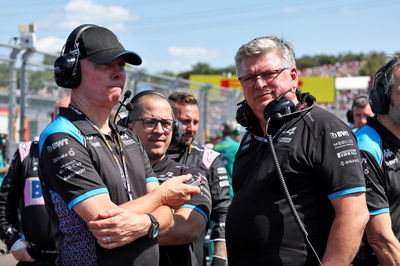 (L ke R ): Alan Permane (GBR) Alpine F1 Team Trackside Operations Director dengan Otmar Szafnauer (USA) Alpine F1 Team, Team