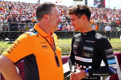 (L ke R ): Zak Brown (AS) Direktur Eksekutif McLaren dengan Lando Norris (GBR) McLaren di grid. Formula 1 World