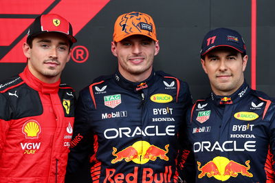 Kualifikasi tiga teratas dalam parc ferme (kiri ke kanan): Charles Leclerc (MON) Ferrari, kedua; Max Verstappen (NLD) Red Bull Racing,