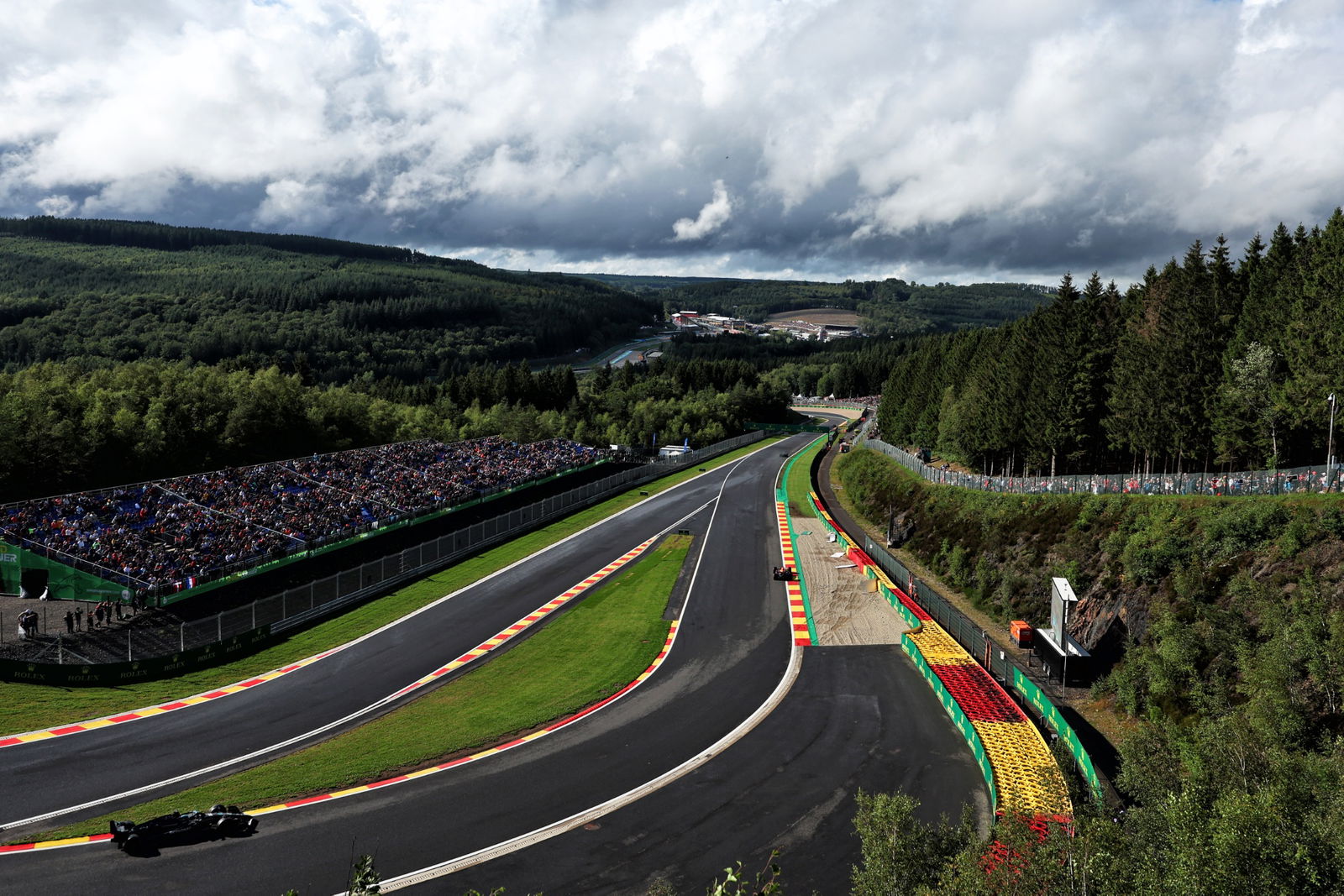 Max Verstappen (NLD ) Red Bull Racing RB19 memimpin George Russell (GBR) Mercedes AMG F1 W14. Kejuaraan Dunia Formula 1, Rd
