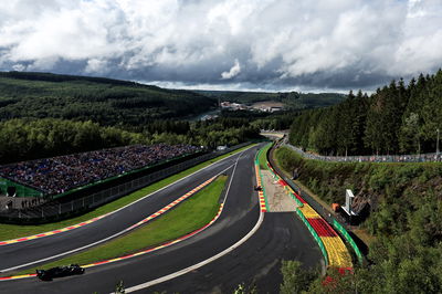 Max Verstappen (NLD ) Red Bull Racing RB19 memimpin George Russell (GBR) Mercedes AMG F1 W14. Kejuaraan Dunia Formula 1, Rd