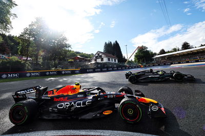 Sergio Perez (MEX ) Red Bull Racing RB19 dan Lewis Hamilton (GBR) Mercedes AMG F1 W14 berebut posisi.Dunia Formula 1