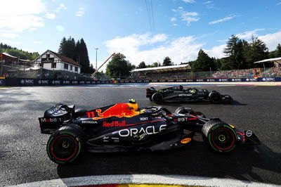 Sergio Perez (MEX ) Red Bull Racing RB19 dan Lewis Hamilton (GBR) Mercedes AMG F1 W14 bertarung memperebutkan posisi. Formula 1 World