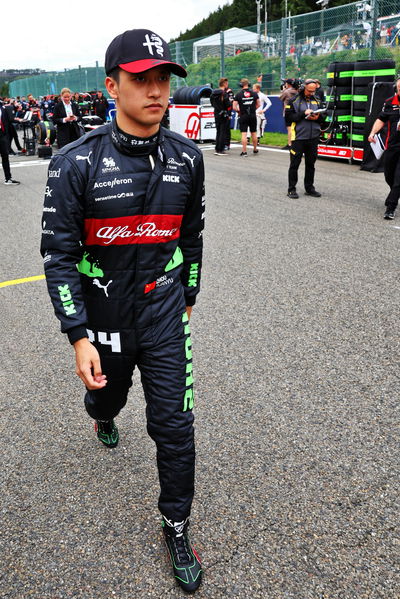 Zhou Guanyu (CHN ) Tim F1 Alfa Romeo di grid. Kejuaraan Dunia Formula 1, Rd 13, Grand Prix Belgia, Spa