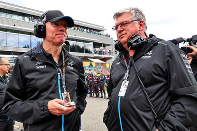 (L ke R ): Alan Permane (GBR) Alpine F1 Team Trackside Operations Director dengan Otmar Szafnauer (USA) Alpine F1 Team, Team