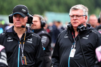 (Kiri ke R ): Alan Permane (GBR) Direktur Operasi Trackside Tim F1 Alpine bersama Otmar Szafnauer (AS) Tim F1 Alpine, Team