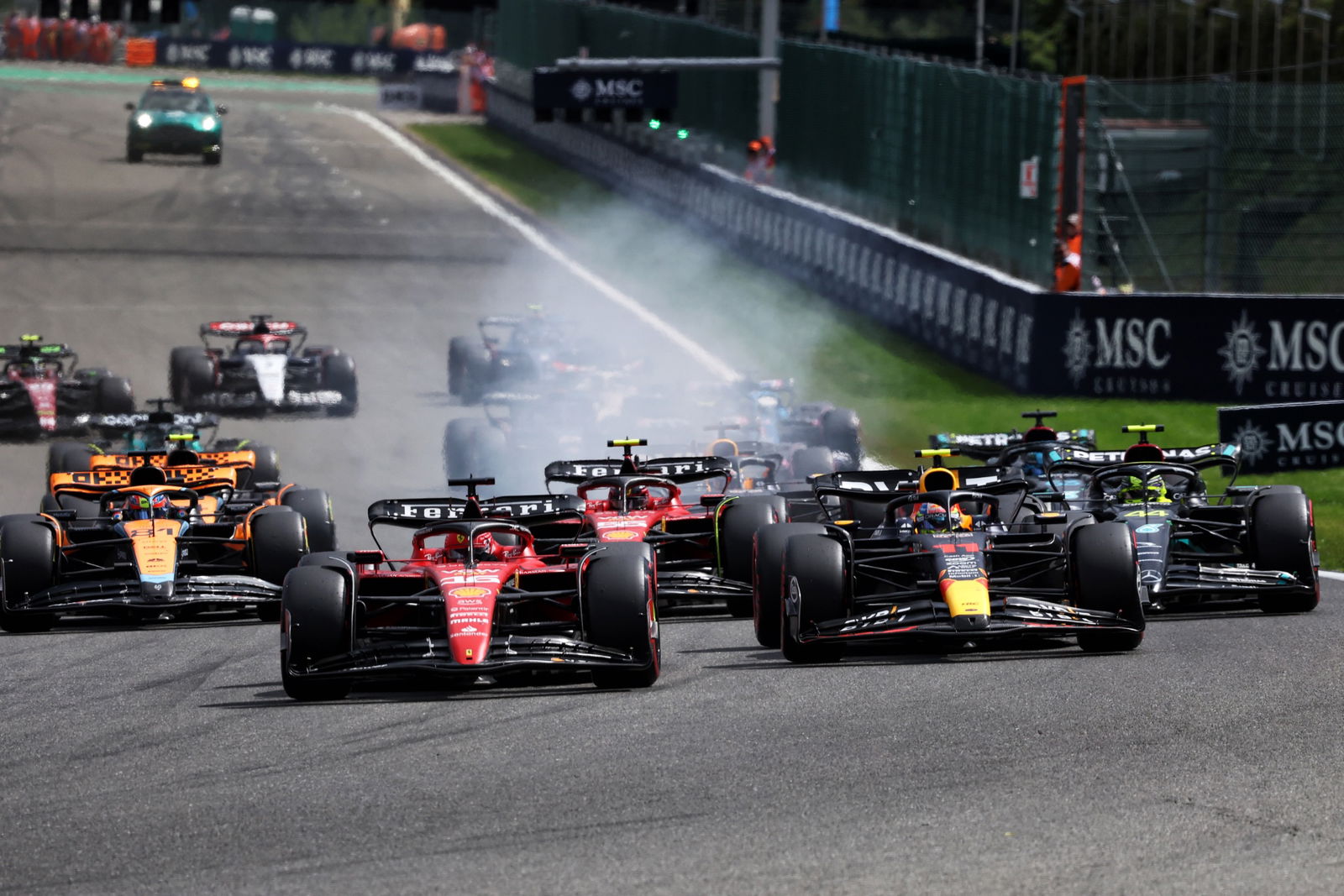 Charles Leclerc (MON ) Ferrari SF-23 memimpin di awal balapan. Formula 1 World Championship, Rd 13, Belgian Grand