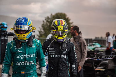 Lewis Hamilton (GBR ) Mercedes AMG F1 dan Fernando Alonso (ESP) Tim F1 Aston Martin di parc ferme.Dunia Formula 1