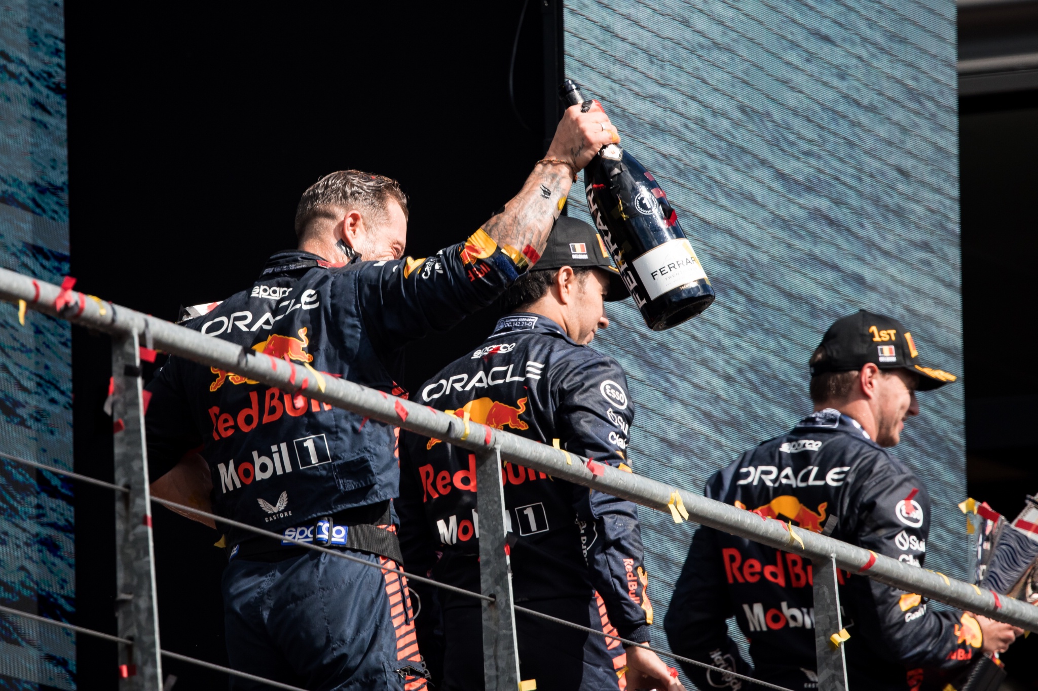 Greg Reeson (GBR) Red Bull Racing Tire Technician merayakan podium. Formula 1 World Championship, Rd 13, Belgian