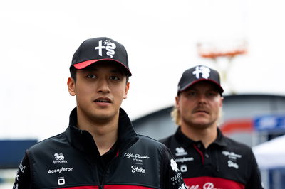 Zhou Guanyu (CHN ) Tim F1 Alfa Romeo bersama rekan setimnya Valtteri Bottas (FIN) Tim F1 Alfa Romeo.Dunia Formula 1