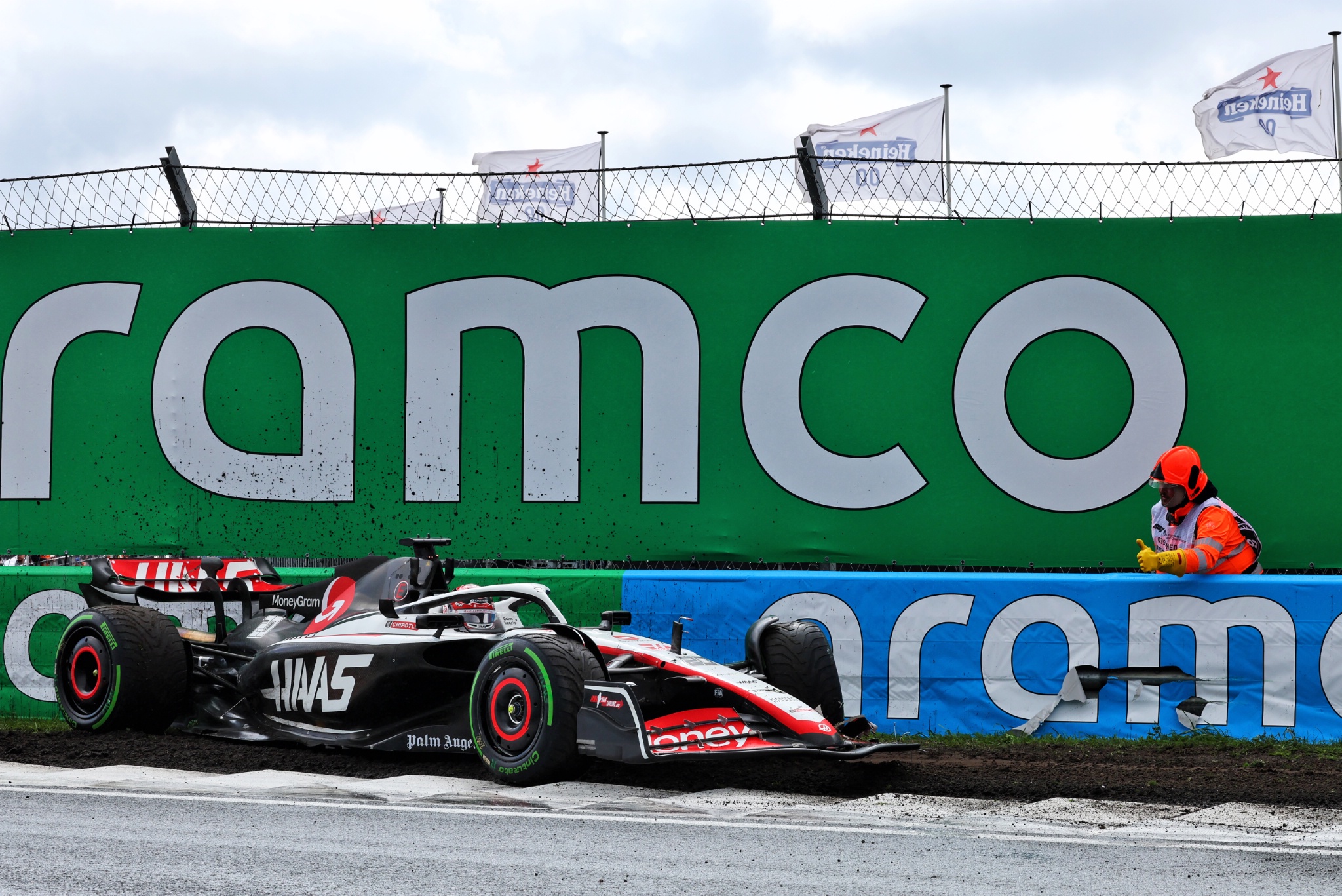 Kevin Magnussen (DEN ) Haas VF-23 terjatuh pada sesi latihan ketiga Kejuaraan Dunia Formula 1, Rd 14, Dutch Grand